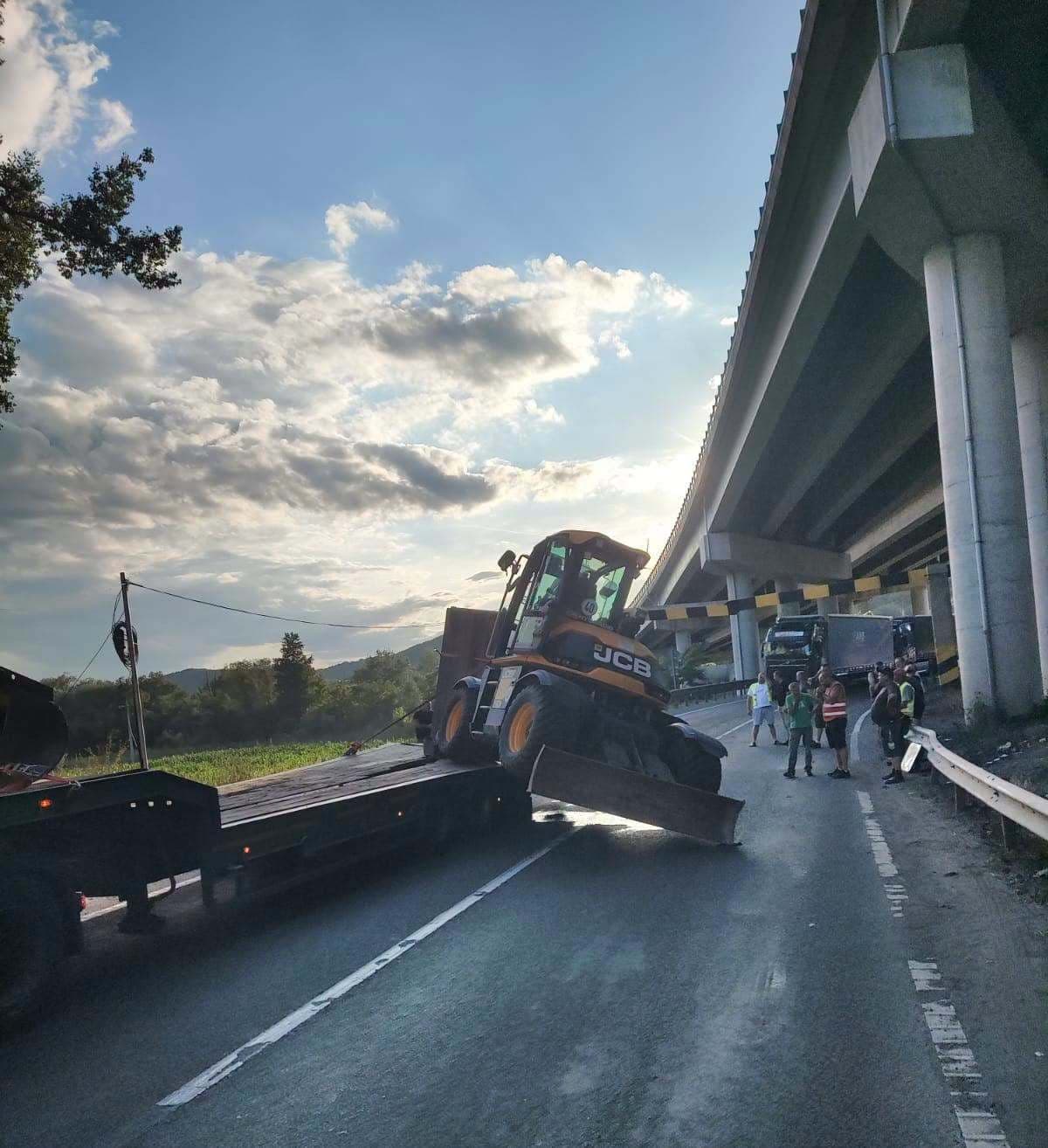 Trafic rutier oprit pe DN76, în judeţul Hunedoara - Un autotren care transporta un buldoexcavator a lovit limitatorul de înălţime de la un pasaj - FOTO