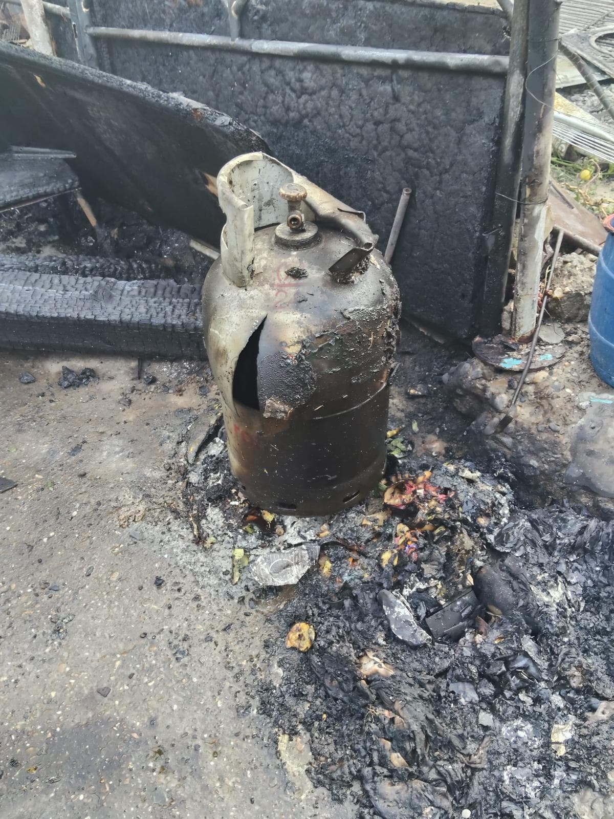 Explozie provocată de scăpări de gaze de la o butelie, într-o locuinţă din municipiul Ploieşti / Un bărbat în vârstă de 77 de ani a suferit arsuri pe aproximativ 45% din suprafaţa corpului / Victima a fost intubată