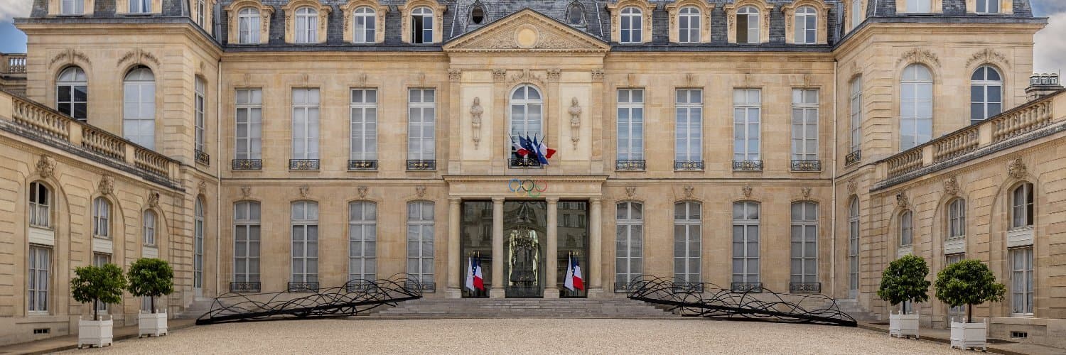 Poliţia franceză a vrut să facă percheziţii în Palatul Elysée pentru a investiga acuzaţii de favoritism şi corupţie, dar nu a primit permisiunea să intre. Cazul vizează contracte legate de ceremoniile comemorative din Paris