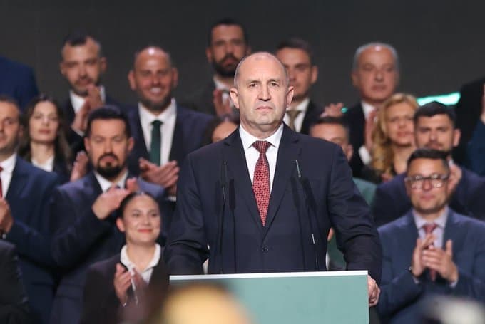 Alegeri parlamentare anticipate în Bulgaria. Cetățenii vor vota pentru a opta oară în cinci ani. Sondajele de opinie indică favorit Partidul Bulgaria Progresistă, condus de fostul președinte Rumen Radev, un filorus.