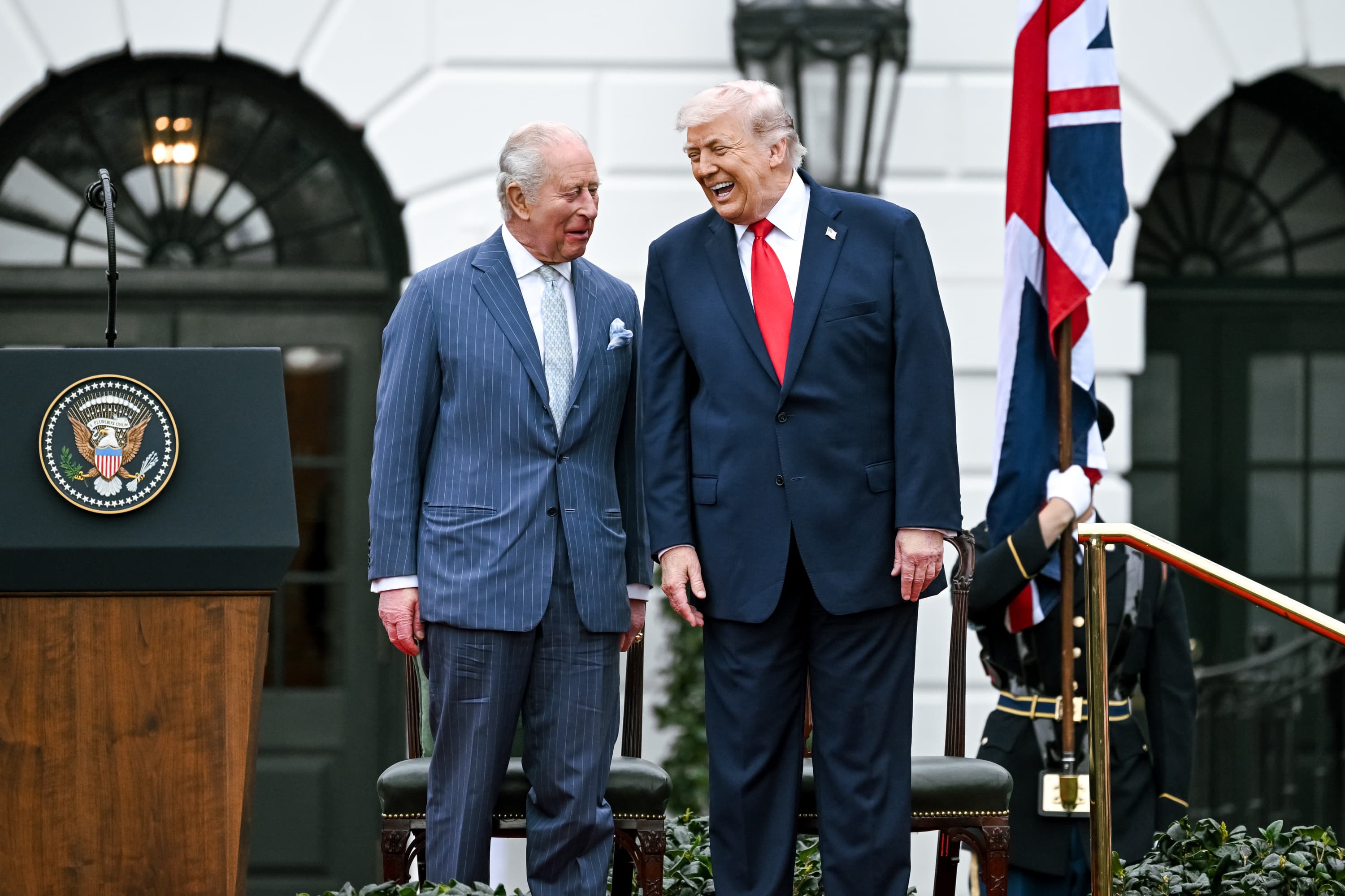 „Regele ne-ar fi ajutat în privinţa Iranului”, afirmă Trump într-o nouă aluzie critică la adresa premierului Starmer. Liderul SUA face însă o gafă de protocol