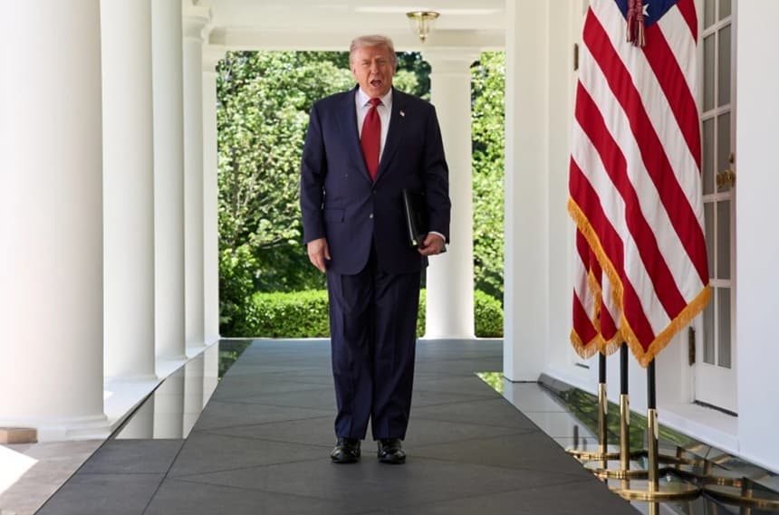 Trump anunţă un armistiţiu de trei zile, începând de sâmbătă, şi un schimb de câte 1.000 de prizonieri între Rusia şi Ucraina. ”Să sperăm că ăsta e începutul sfârşitului unui război foarte lung, sângeros şi greu”. Zelenski ”autorizează” prin decret defila