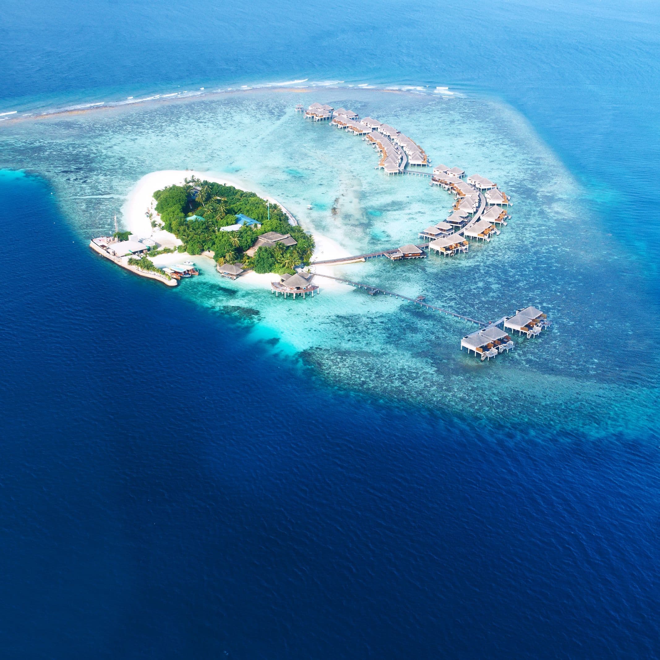 Un scafandru experimentat a murit în timpul misiunii periculoase de găsire a trupurilor turiştilor italieni morţi într-o peşteră subacvatică din Maldive. Victimele sunt profesori şi cercetători. A fost lansată o misiune internaţională de recuperare
