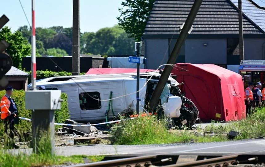 Mai mulţi morţi în Belgia, după ce un tren loveşte un autocar şcolar în care se şapte elevi, şoferul şi un însoţitor