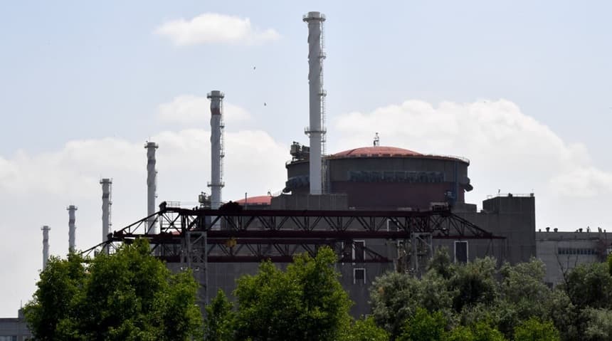 Două atacuri în două zile la Centrala Nucleară Zaporojie, ocupată de Rusia. Moscova şi Kievul se acuză reciproc de un atac cu dronă care a făcut o gaură în zidul sălii turbinelor. Şase autobuze şi două camioane distruse în alt atac la atelierul de transpo