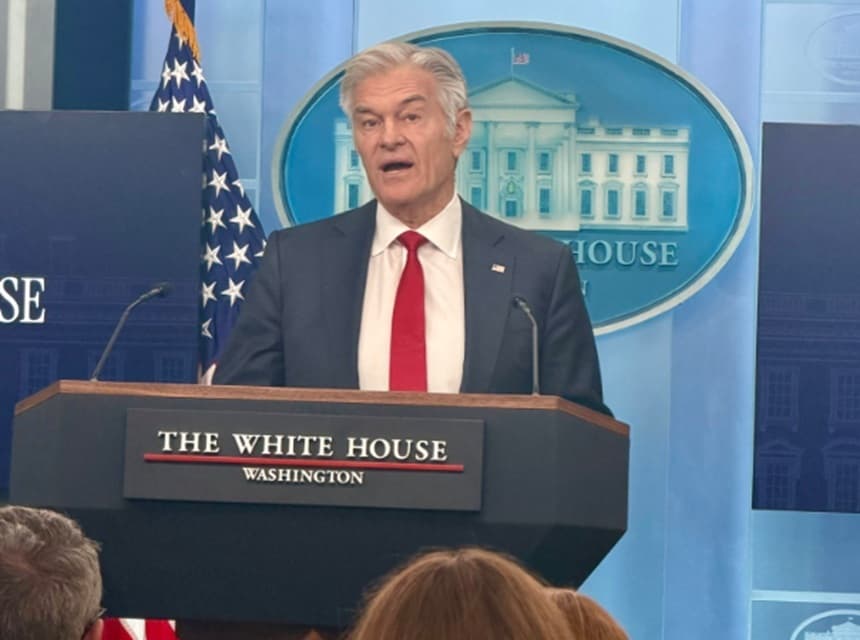 Trump are o sănătate ”spectaculoasă”, dă asigurări doctorul Oz, unul dintre aliaţii săi apropiaţi. Se duce atât de des la medic, pentru că ”iubeşte rezultatele” obţinute la vizite şi pentru ”a se asigura că totul merge în direcţia bună”
