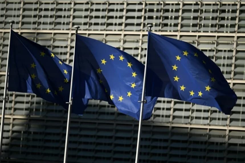 Comisia Europeană relaxează regulile bugetare pentru a ajuta statele UE să facă faţă crizei energetice cauzate de Războiul din O.Mijlociu. Urmează să autorizeze cheltuieli de până la 0,3% din PIB pe an, maximum 0,6% până în 2028, pentru a reduce recurgere