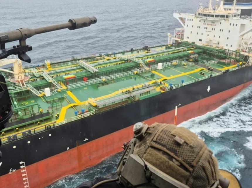 Comandantul rus al petrolierului Tagor din flota rusă fantomă, imobilizat, plasat în arestul Jandarmeriei maritime franceze. Armatorul, ”în curs de identificare”, anunţă justiţia franceză. Nava ar avea legături cu magnatul iranian al petrolului Mohammad H