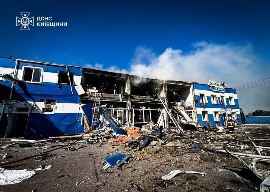 Patru persoane au fost ucise într-un atac cu drone în regiunea Kiev asupra unei fabrici care produce lapte praf pentru bebeluşi