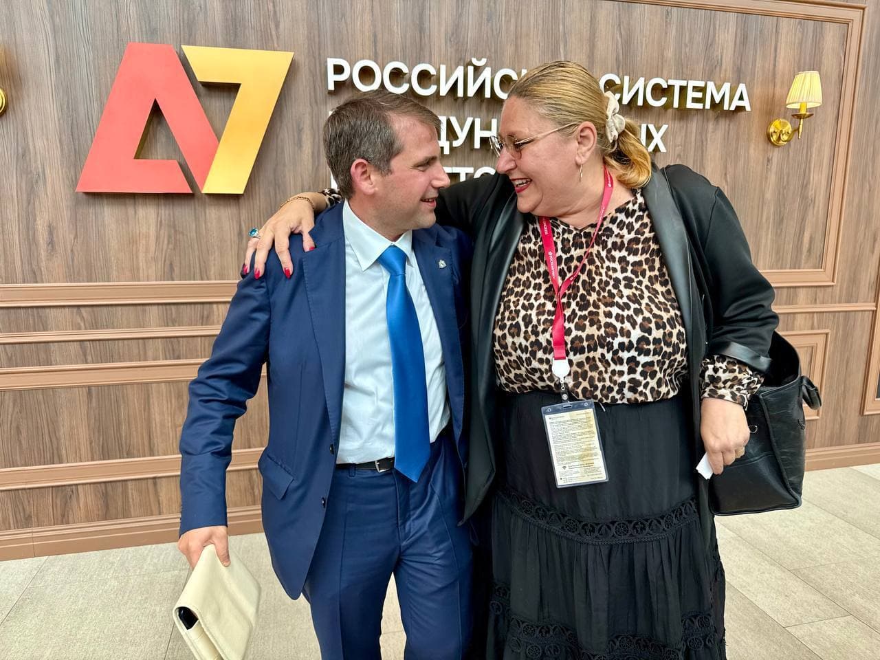 Diana Şoşoacă s-a fotografiat cu Ilan Şor la Sankt Petersburg. Oligarhul fugar prorus a prezentat-o ca „viitorul preşedinte al României libere” - FOTO