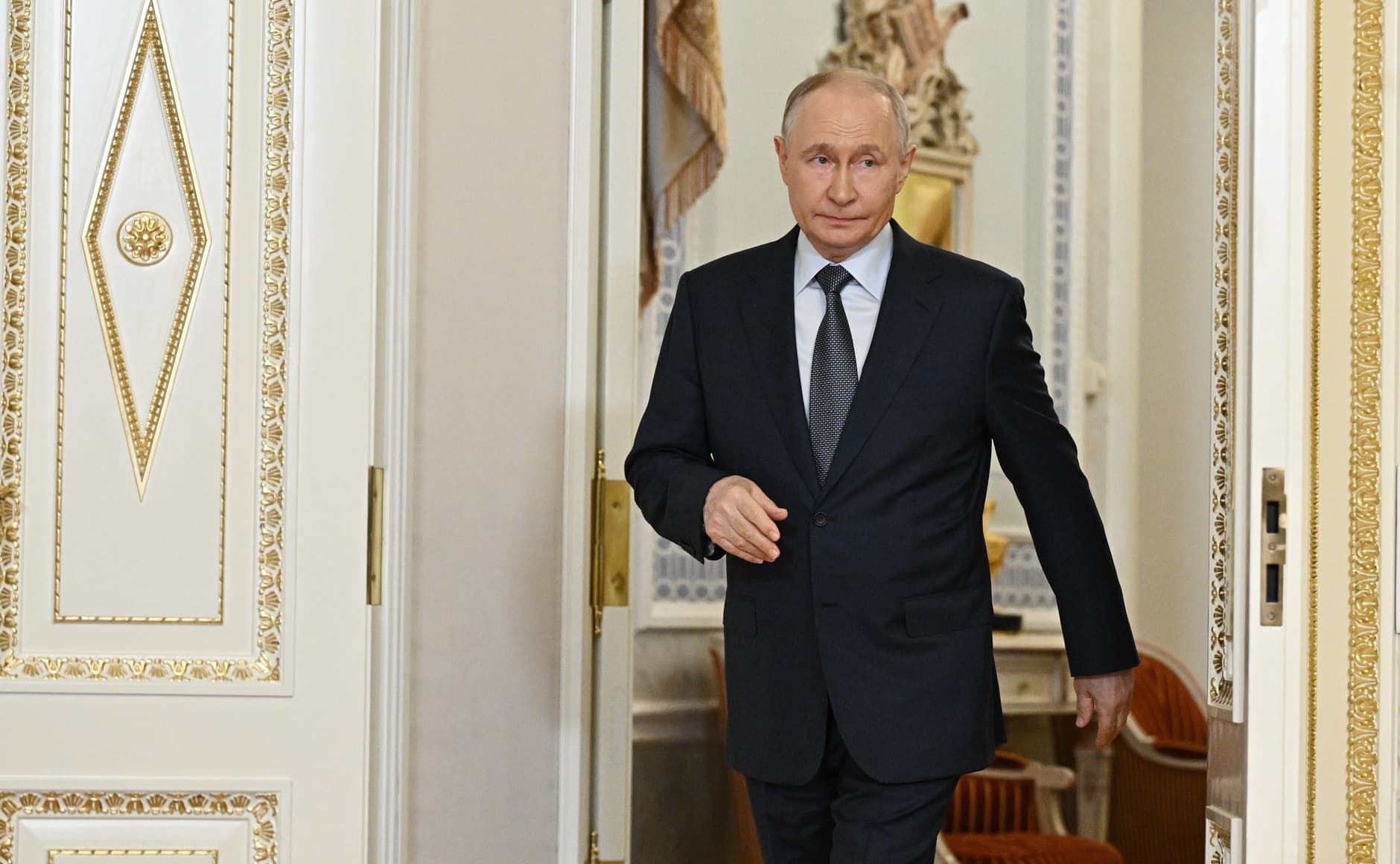 Putin spune că nu vede în prezent niciun motiv pentru a se întâlni cu Zelenski şi îi consideră scrisoarea „obraznică”