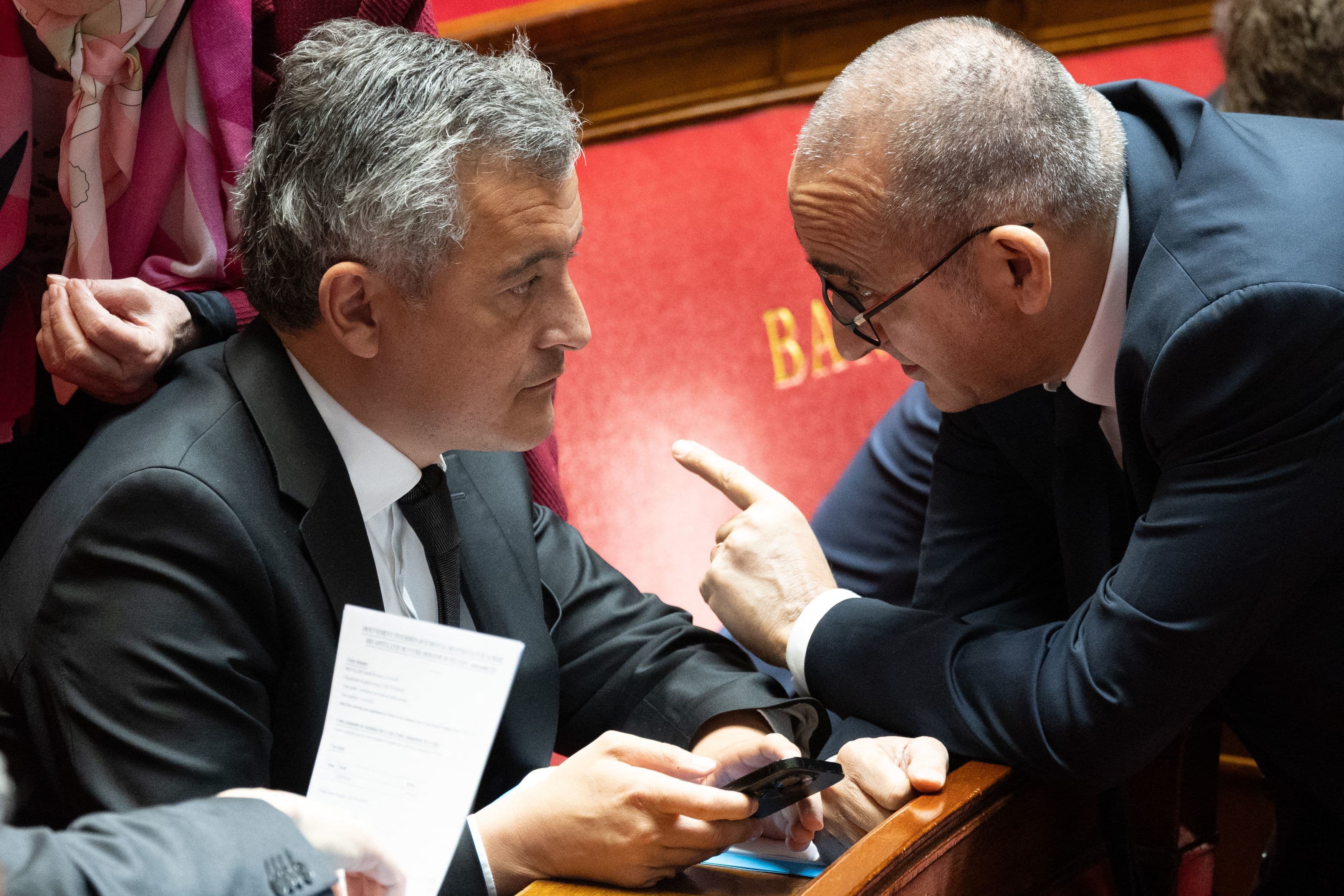 Cazul Lyhanna, o fetiţă de 11 ani răpită şi ucisă, ia dimensiuni politice în Franţa. Ministrului Justiţiei i se cere demisia. El şi ministrul de interne, audiaţi în Senat. Franţa va reexamina 70.000 de plângeri privind acte de violenţă împotriva minorilor