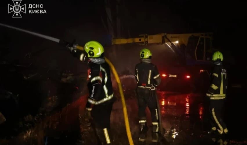 Atac aerian masiv cu rachete şi drone asupra Kievului: Cinci răniţi, mănăstirea Lavra Pecersk a luat foc, la fel şi un bloc înalt de locuinţe