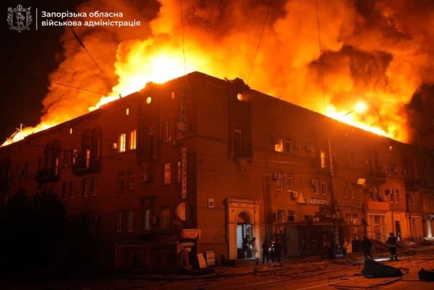 Un mort şi şapte răniţi în Ucraina, într-un atac cu dronă în oraşul Zaporojie. Incendiu într-un bloc de trei etaje. Imobile, vehicule şi infrastructuri civile , avariate