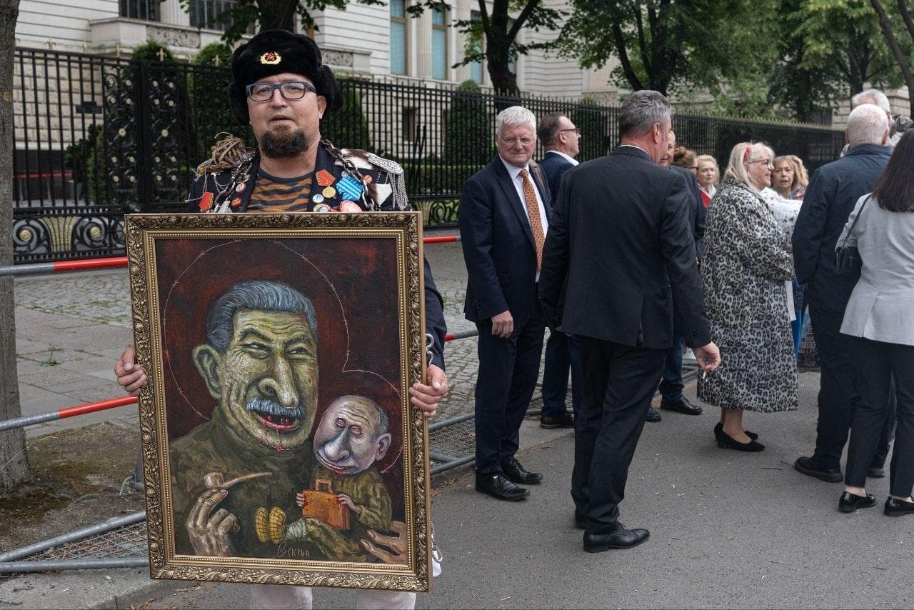 Polonia a reţinut un suspect în cazul uciderii unui artist rus critic la adresa lui Putin, anunţă premierul Donald Tusk. Bărbatul folosea un paşaport georgian