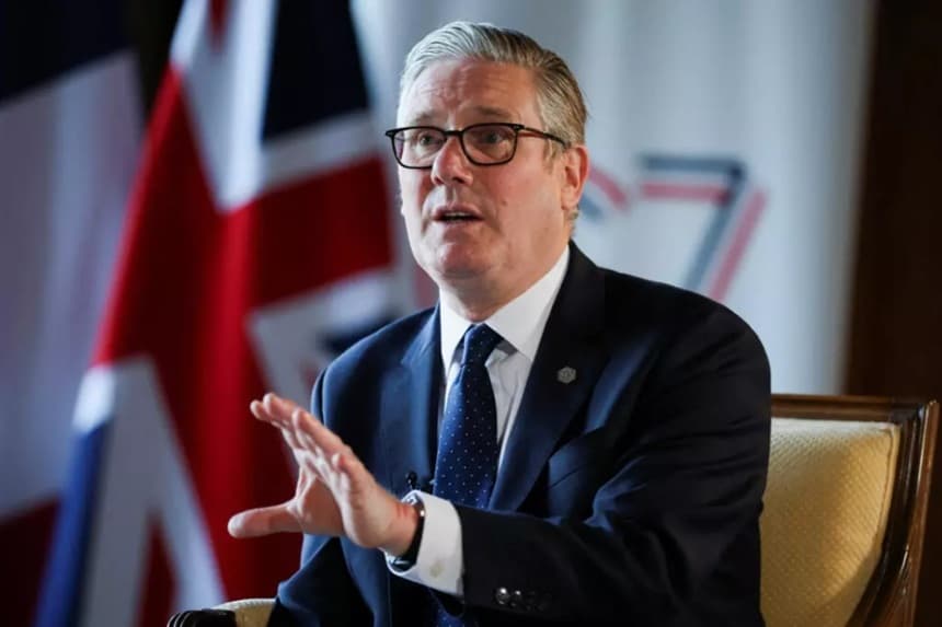 Keir Starmer îl felicită pe rivalul său Andy Burnham, ales deputat, care poate să candideze să-l înlocuiască la Downing Street
