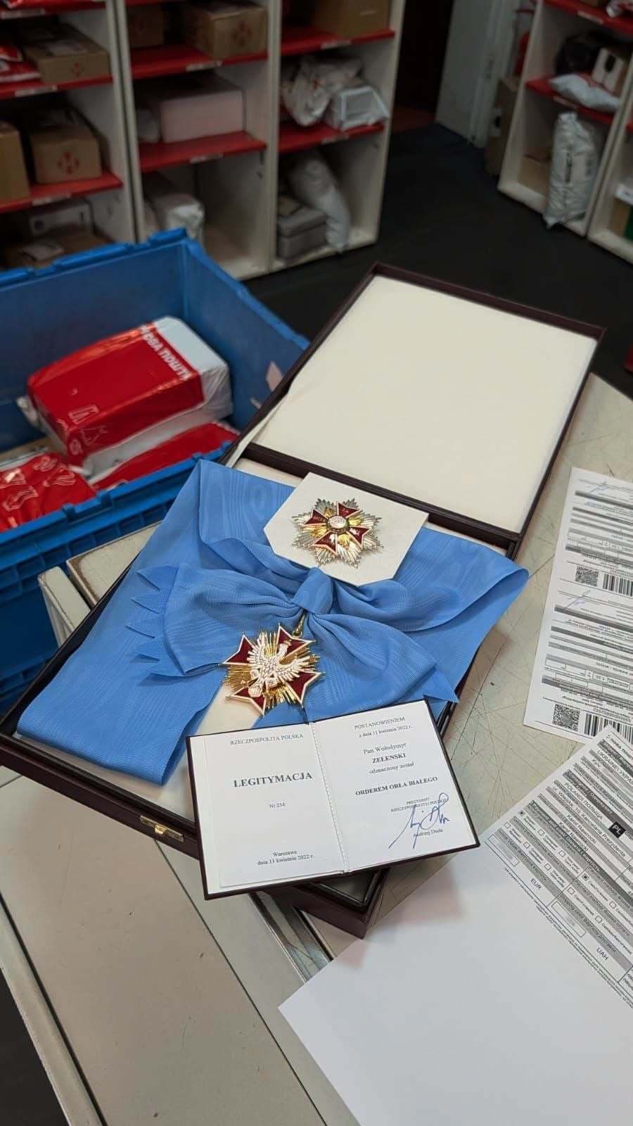 Zelenski i-a trimis preşedintelui Poloniei Ordinul Vulturului Alb: Dacă se consideră că acest simbol special poate rămâne în posesia Ecaterinei a II-a, a lui Benito Mussolini şi a lui Gerhard Schröder, atunci noi, în Ucraina, nu vom contesta acest lucru