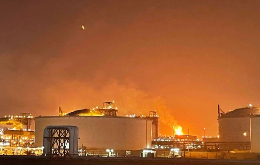 Cel puţin 54 de răniţi şi 18 dispăruţi în Qatar, în urma unei explozii ”de origine internă”, într-un ”incident tehnic” la Ras Laffan. QatarEnergy anunţă că explozia a avut loc la repornirea operaţiunilor, oprite în martie, în urma unor atacuri iraniene cu