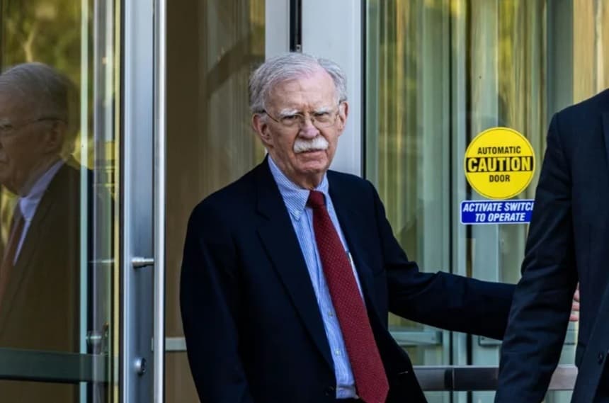 John Bolton, un fost consilier al lui Trump, pledează vinovat, într-o înţelegere cu procuratura, de reţinere de documente clasificate. Riscă cinci ani de închisoare, urmează să plătească o amendă de 2,25 mil. $ şi să renunţe la pensia federală. Pedeapsa,