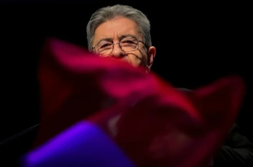 Jean-Luc Mélenchon pledează în favoarea ieşirii Franţei din NATO şi o consolidare a cooperării cu China. El cere să nu se excludă ”schimbări de trasări de frontiere”, care ”trebuie să se facă cu acordul populaţiilor” în vederea unei păci în Ucraina