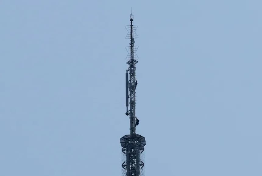 Un bărbat şi o femeie desfăşoară o banderolă în vârful Empire State Building înainte să fie arestaţi. ”Atunci când puterea iubirii va triumfa asupra iubirii de putere, lumea va cunoaşte pacea”. VIDEO
