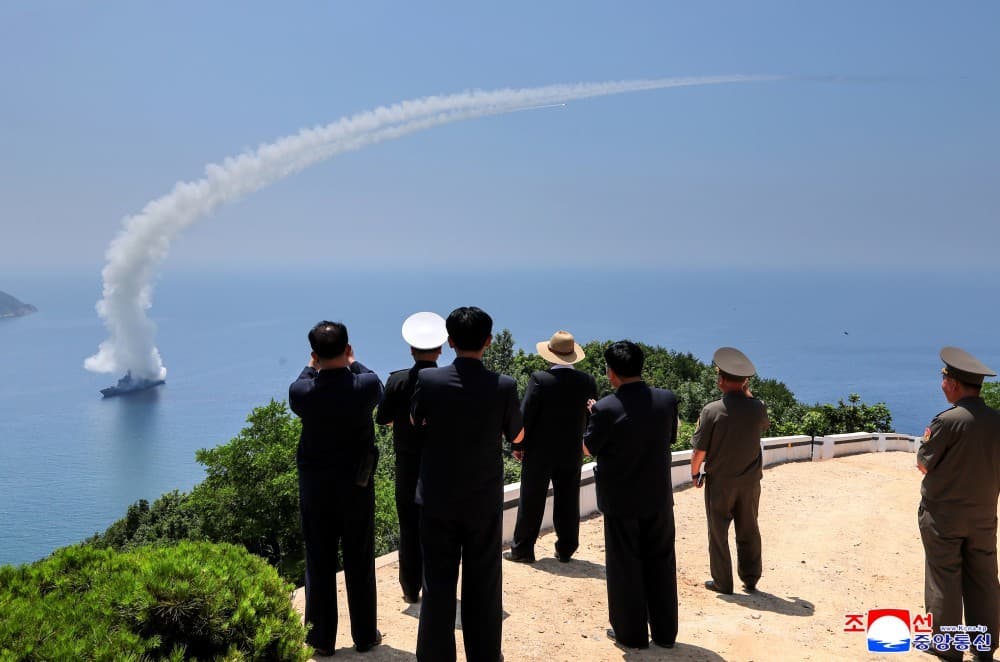 Coreea de Nord - Kim Jong-un supraveghează un nou test militar naval