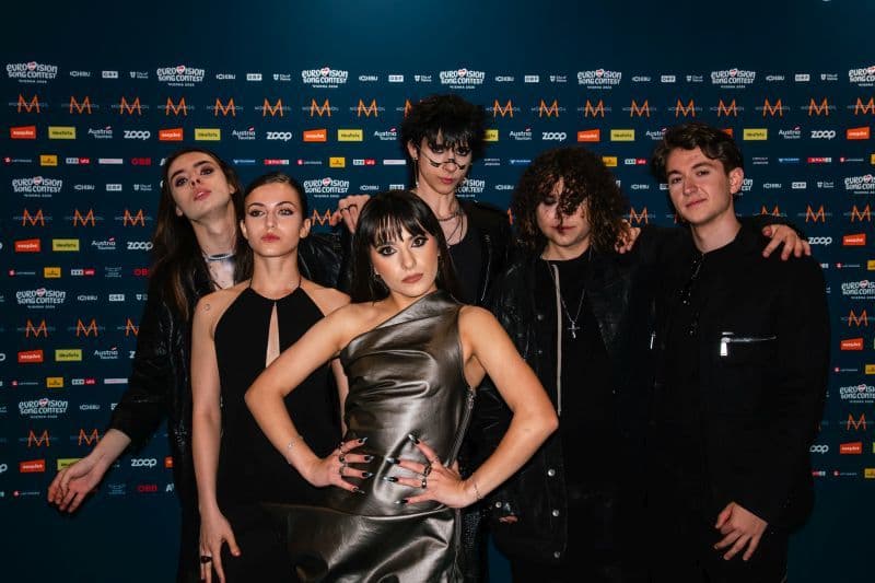 Alexandra Căpitănescu şi delegaţia României, în faţa presei internaţionale şi a fanilor Eurovision, pe Covorul Turcoaz de la Viena