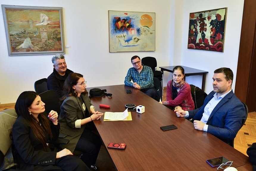 Ciprian Ciucu va discuta cu oamenii de teatru pentru organizarea concursurilor de directori la 15 teatre din subordine: "Mă interesează să-i alegem pe cei mai buni"