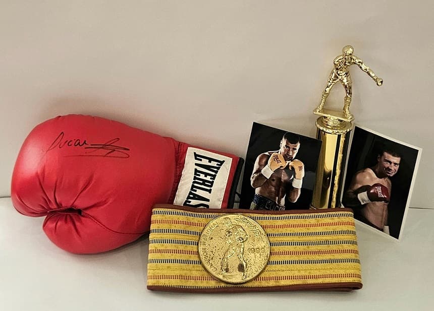 Marele pugilist Lucian Bute a donat bunuri personale Muzeului Naţional de Istorie a României