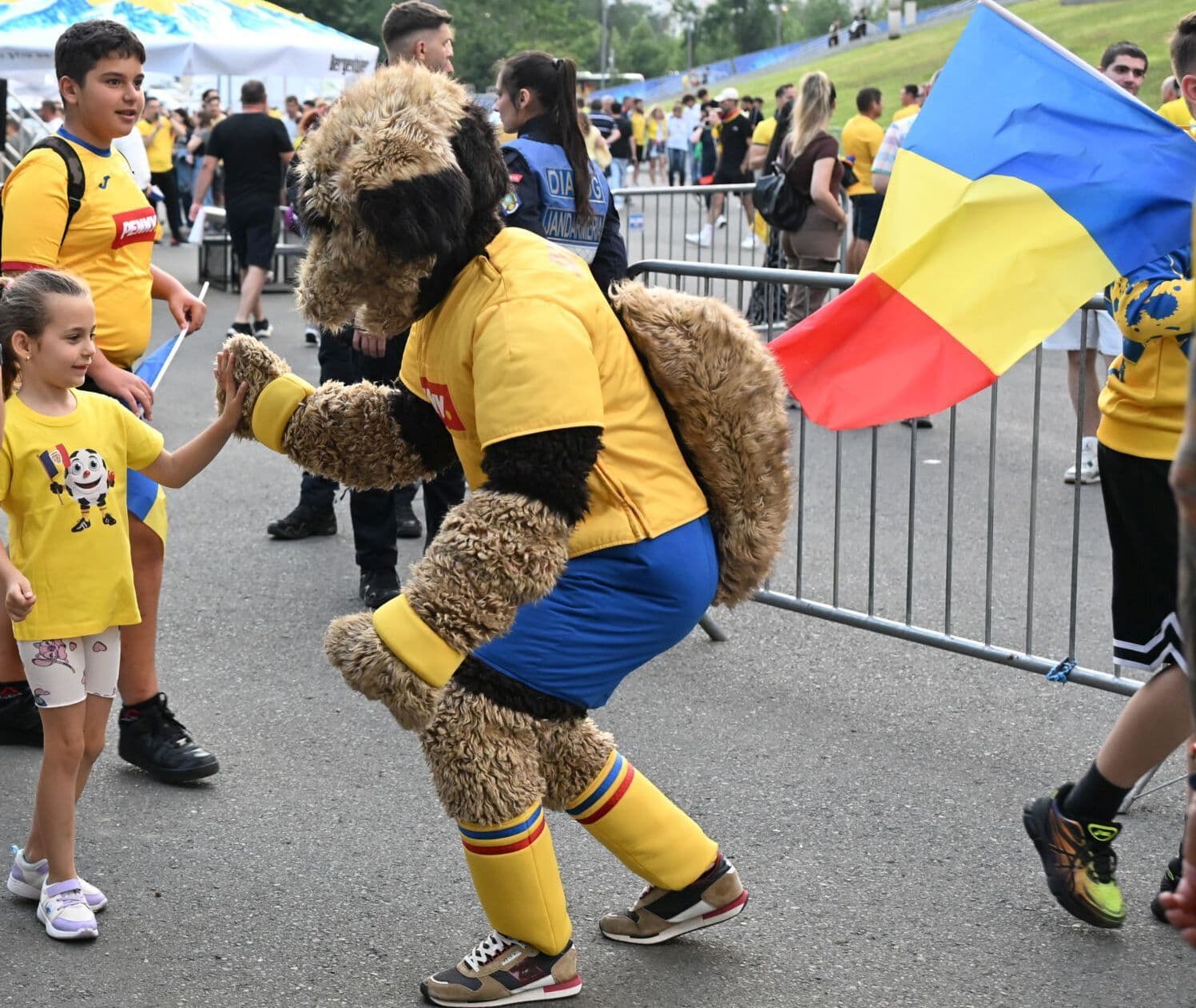 Surprize pentru suporteri în Arena Fanilor la meciul cu Ţara Galilor