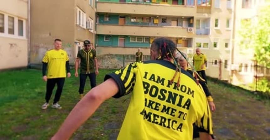 O melodie bosniacă despre deziluzia faţă de Visul American a devenit un hit al Cupei Mondiale - VIDEO