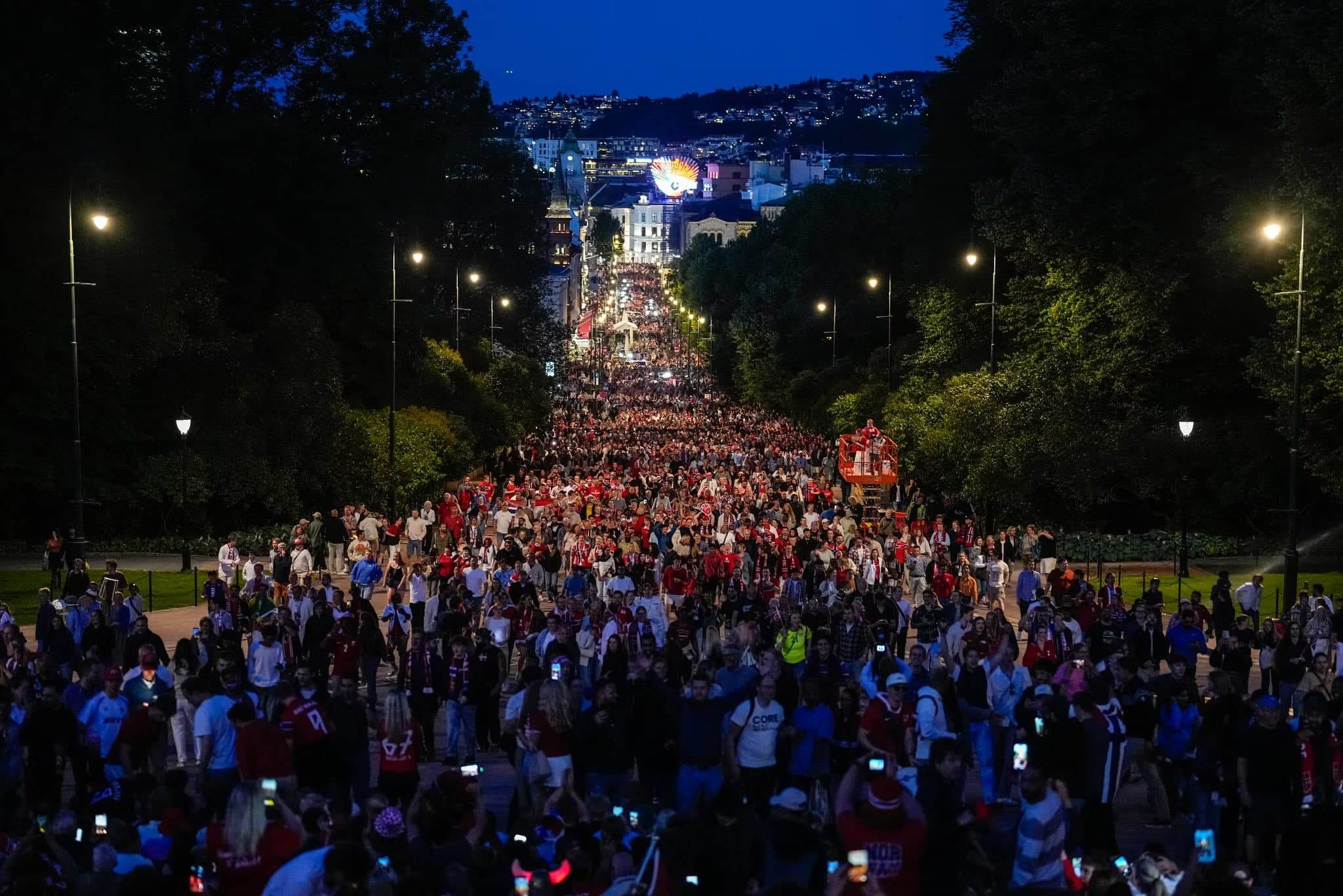 „Norvegia poate câştiga Cupa Mondială la fotbal!”, se entuziasmează presa norvegiană după victoria împotriva Braziliei / Scene de euforie la Oslo - VIDEO