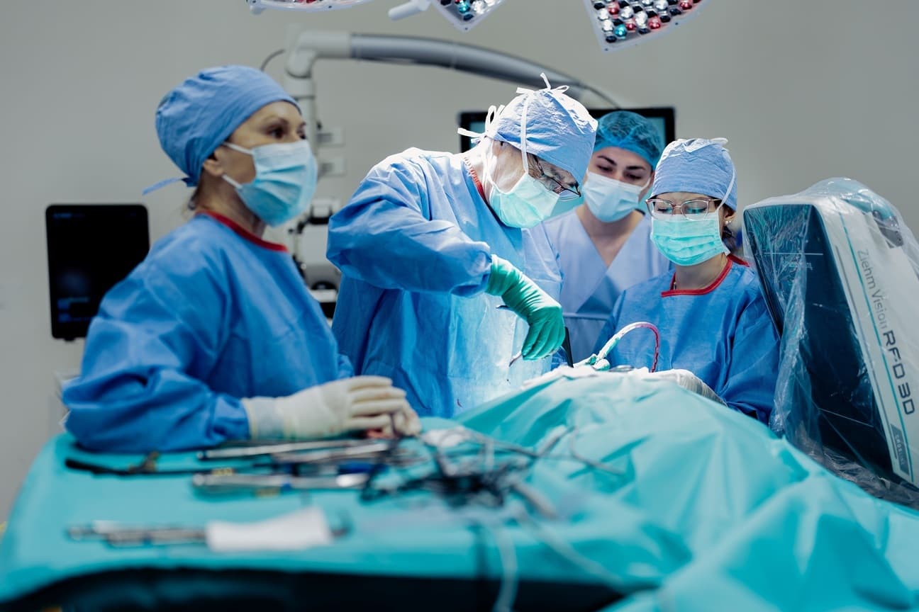 Pacienţii din vestul ţării au acces la unul dintre cele mai moderne centre de neurochirurgie cerebrală şi spinală, la Timişoara. Peste 1,5 mil. de euro au fost investiţi în dotarea centrului