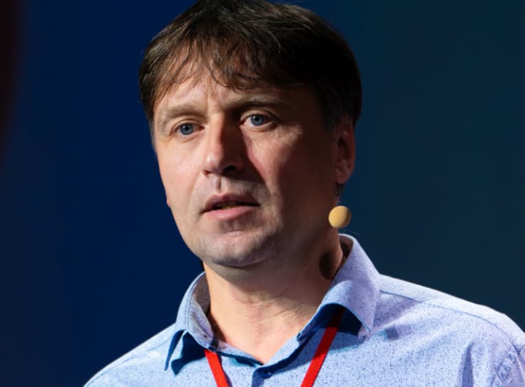 Directorul de şcoală „ideal” vs. realitatea din teren: propunerile CEMS referitoare la profilul profesional al managerului şcolar pus în consultare publică
