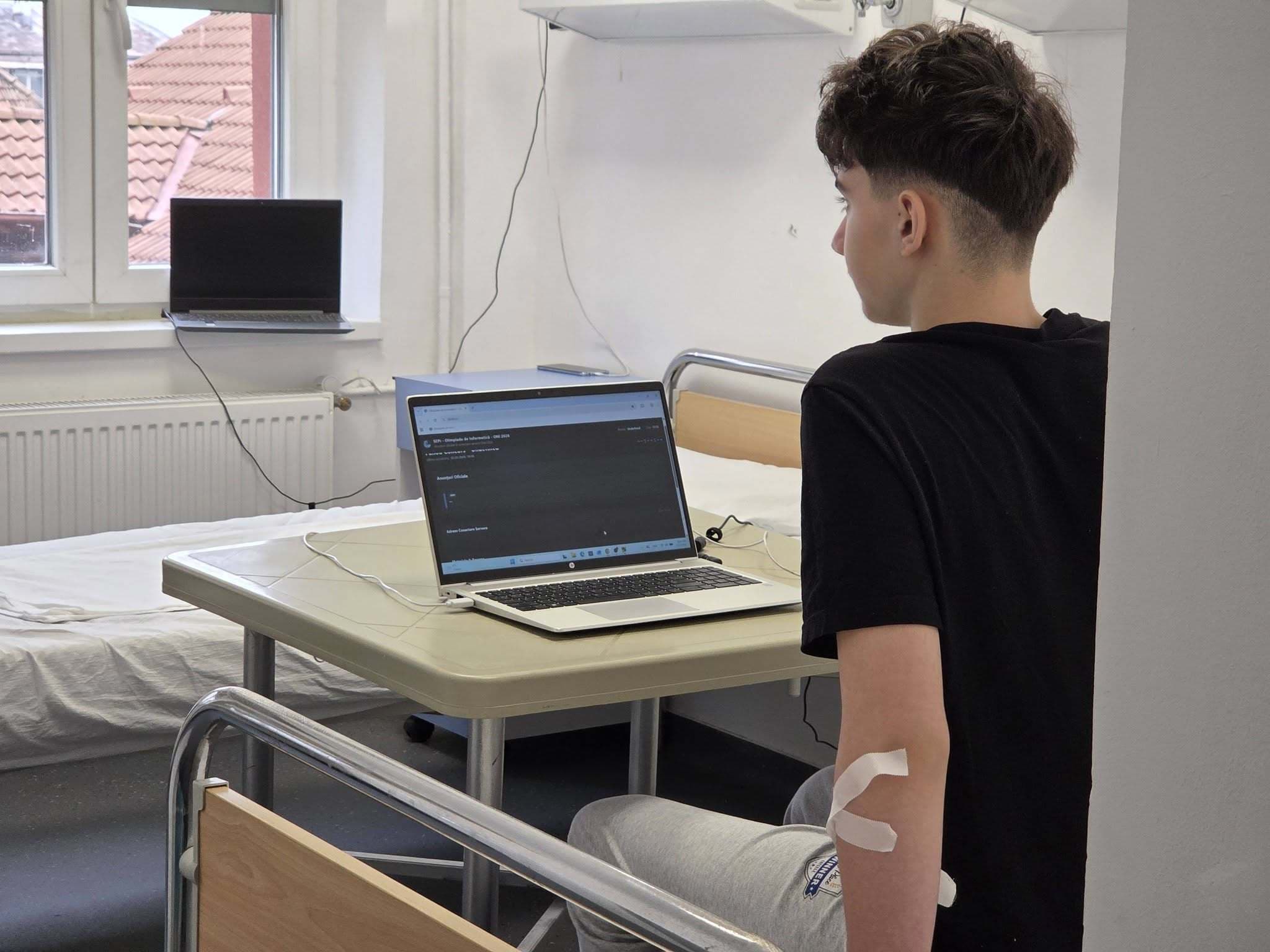 Un elev al Colegiului Naţional ”Spiru Haret” din Târgu Jiu a susţinut Olimpiada Naţională de Informatică din spital, la două zile după ce a fost operat de urgenţă