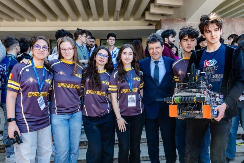 Nicuşor Dan îi felicită pe elevii români din lotul naţional de robotică, participanţi la Campionatul Mondial „FIRST Tech Challenge”, care au ocupat primele patru locuri ale competiţiei: Am fost impresionat de energia şi creativitatea lor - FOTO
