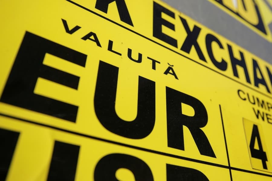Euro marchează noi maxime istorice în fața leului. Unde poate ajunge cursul valutar