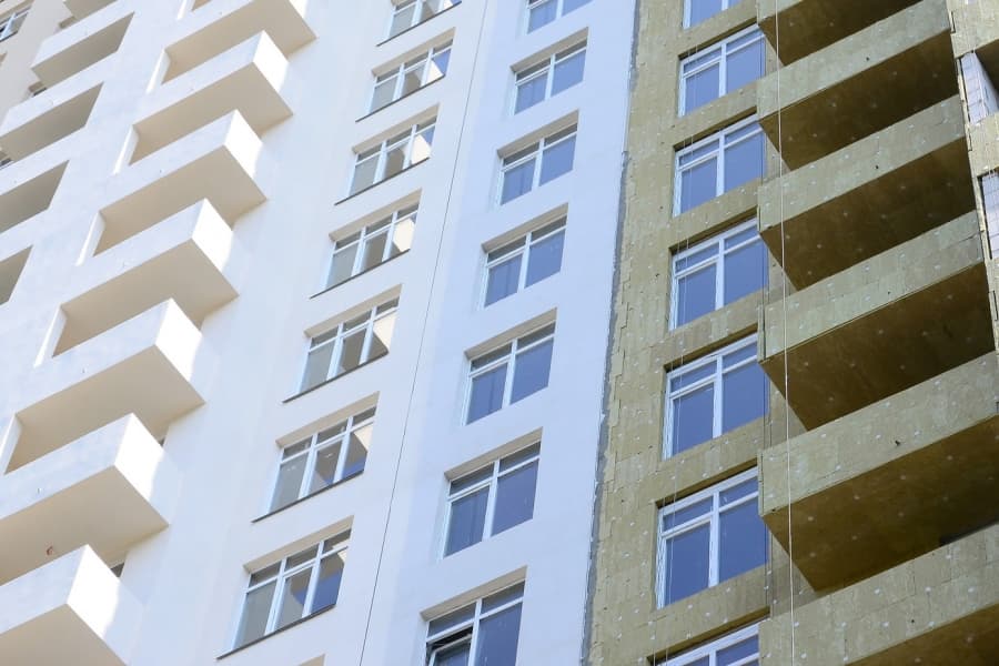 Oferta de locuințe noi a scăzut la minimul ultimilor opt ani, dar cererea rămâne peste nivelul pre-pandemie. Piața rezidențială a intrat în 2026 cu presiuni moderate pe prețuri