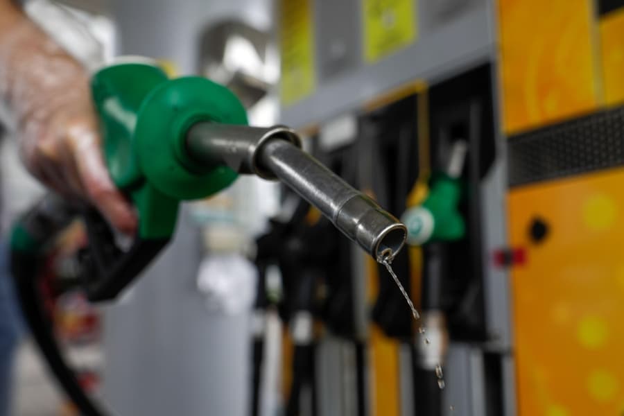 În doar 3 ani de la cea mai ieftină benzină din Europa, la cea mai mare povară pentru români