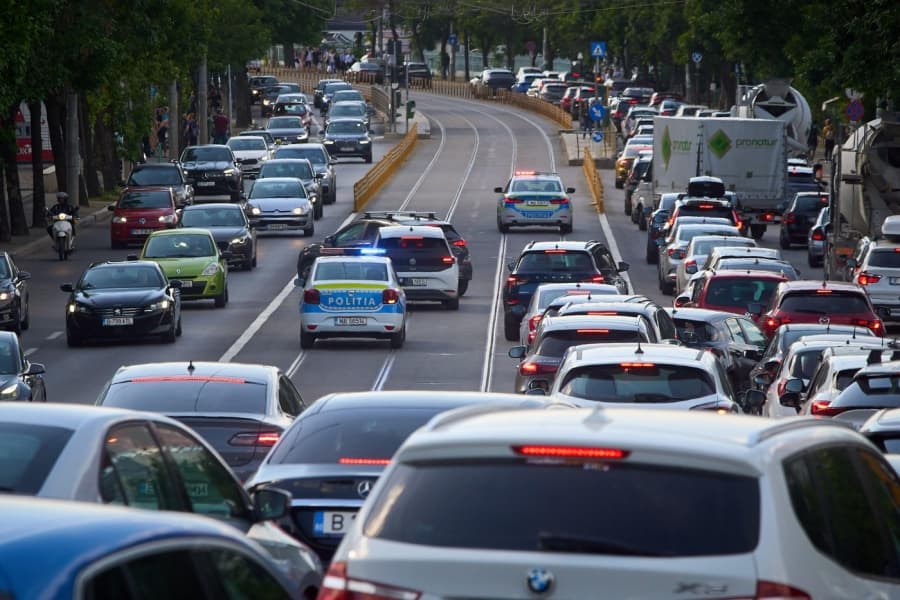 În traficul din București, îi recunoști imediat pe cei care urlă la Bolojan „să facă gratis carburanții”. Bombardierii au mașini puternice, număr de Ilfov și te presează obsesiv cu farurile