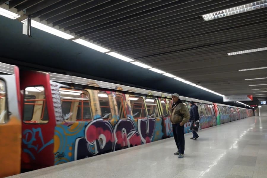 Ai luat hibrid să fii responsabil. Ai luat metroul să nu poluezi. Bucureștiul te penalizează pe ambele fronturi de la 1 mai