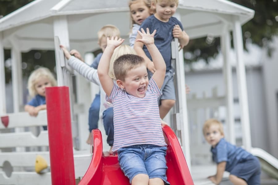 Prinși între noua educație a părinților și vechile replici ale bunicilor, copiii pot fi dezorientați. Iată cum împac eu pe toată lumea