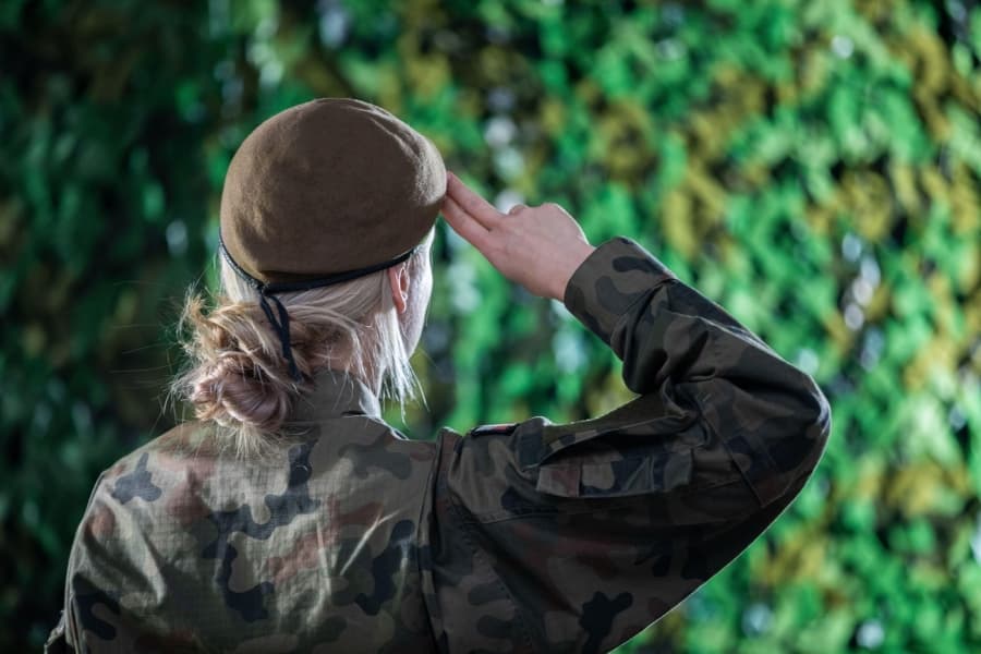„Soldatul român nu folosește umbrela! Soldatul român nu se dă cu ruj!” Bine că a venit Revoluția, că mă băgau la carceră