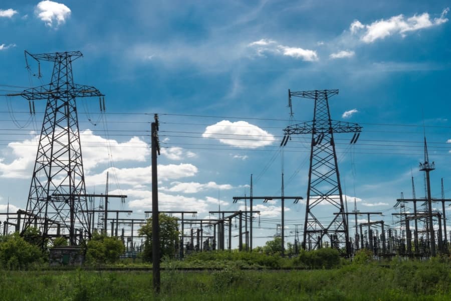 România vinde curent la prânz cu 50 euro/MWh și îl cumpără seara cu 250 euro/MWh