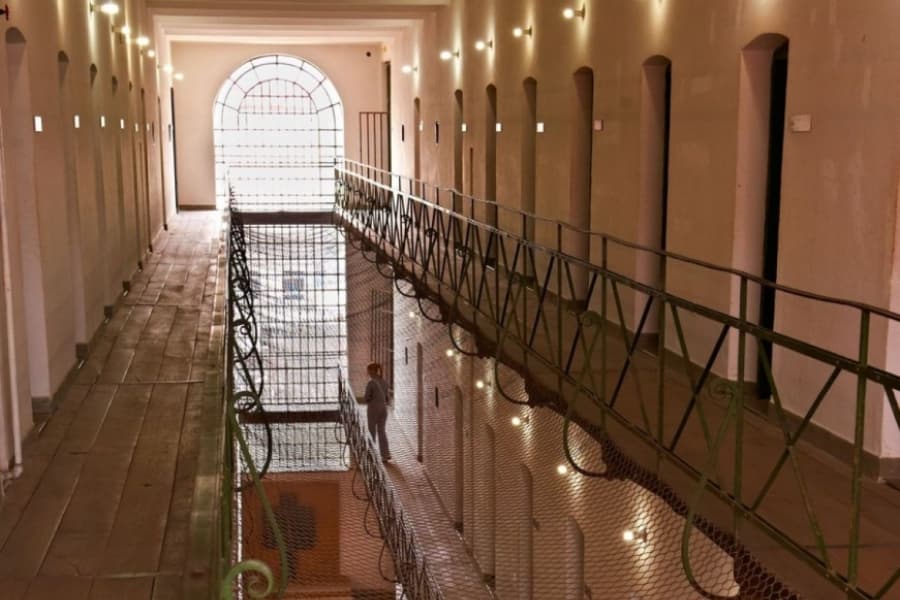 Înainte să căutăm vinovați peste granițe, ar trebui să avem curajul să privim în propria curte
