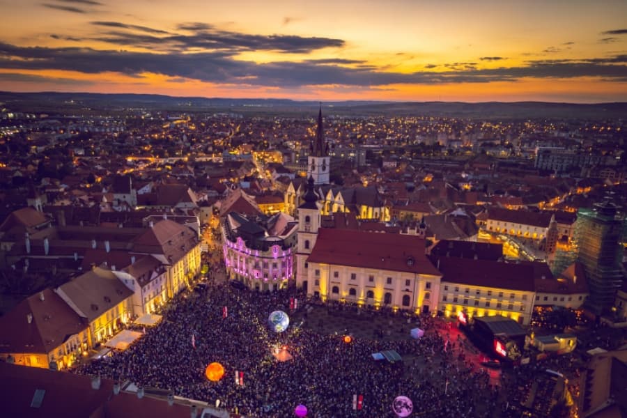 A început FITS 2026. Show grandios de drone, un concert dirijat de maestrul Cristian Măcelaru și o expoziție dedicată pictorului Ștefan Câlția