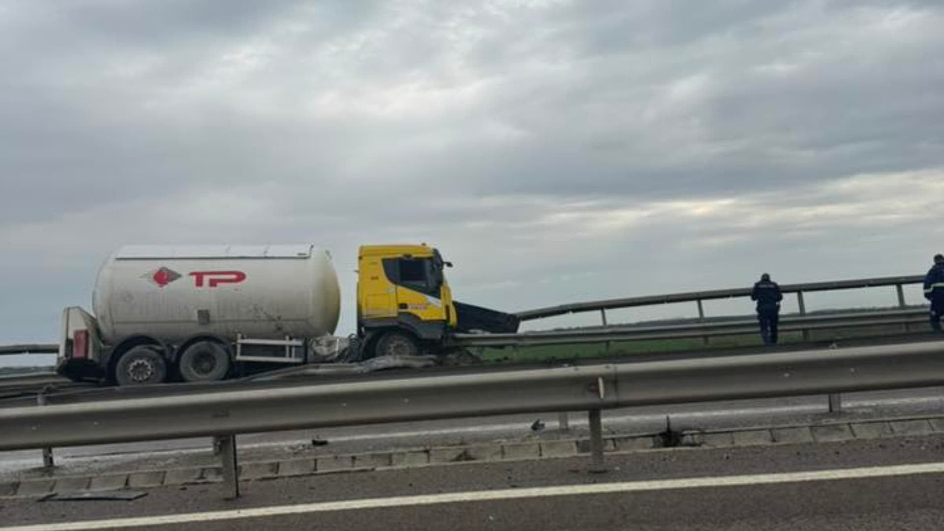 ALERTĂ | Autostrada A3, închisă dinspre București spre Ploiești, după ce unei cisterne i-a explodat cauciucul și-a ieșit în decor. Șoferii, redirecționați prin Snagov
