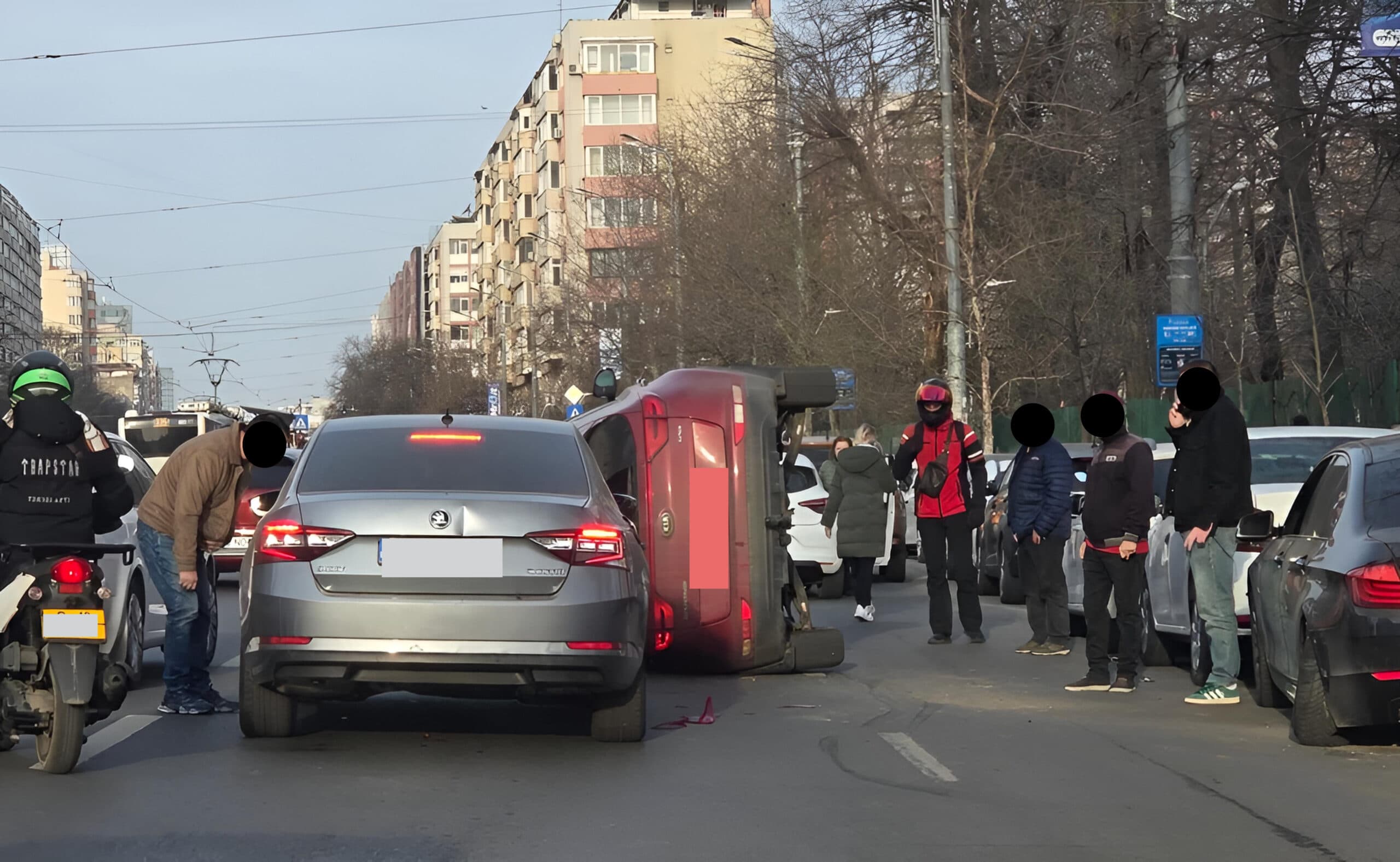 FOTO | Accident grav pe Șoseaua Ștefan cel Mare, cu mașină răsturnată în dreptul Spitalului Colentina. Trafic aproape blocat în zonă