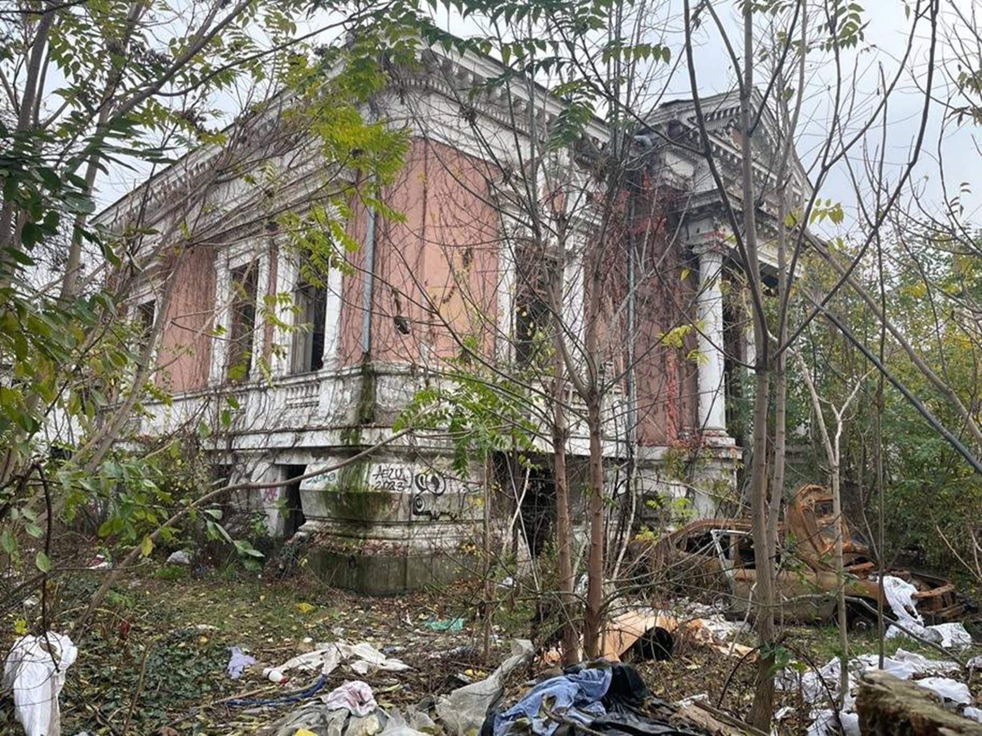 FOTO | Fosta casă a chimistului Ștefan Minovici, fondatorul Facultății de Farmacie din București, a ajuns o ruină. Terenul este privat, proprietarul a fost amendat