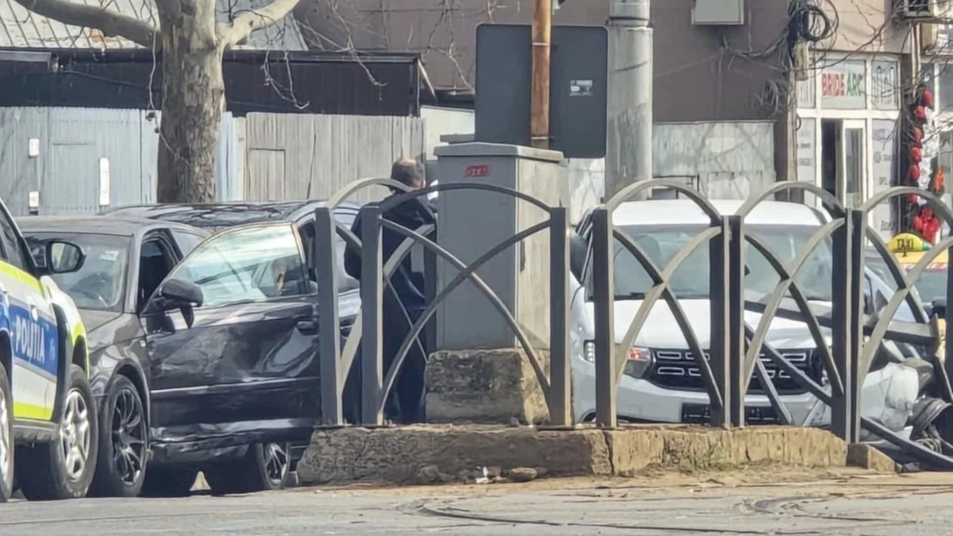 Cum s-a produs accidentul în lanț de pe Șoseaua Viilor, unde o mașină a ricoșat în refugiul de tramvai și-a lovit 4 persoane. Victimele, transportate la spital